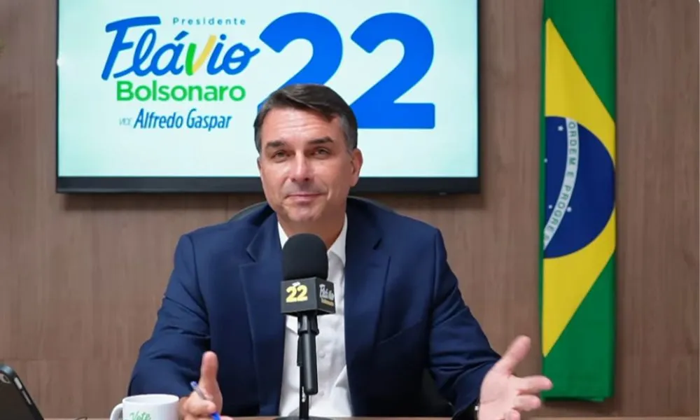 Flávio diz que Jair Bolsonaro colocará a faixa presidencial nele no dia da posse